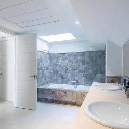 Duplex Penthouse With 3 Bedrooms 埃斯特波纳